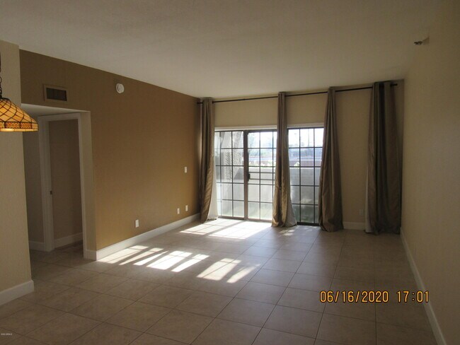 Foto del edificio - 8020 E Thomas Rd