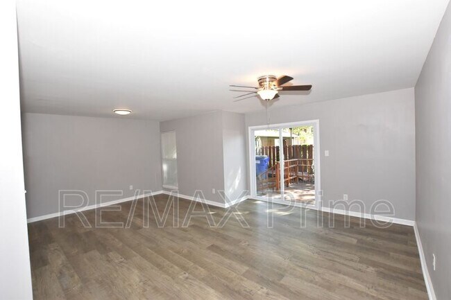 Foto del edificio - 1335 W Tanners Creek Dr