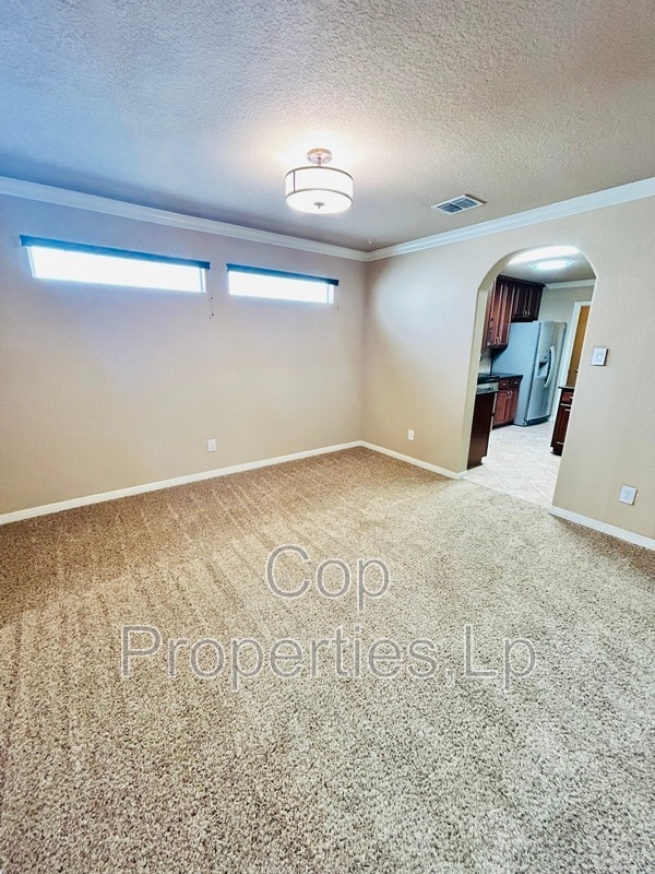 Building Photo - 6039 Royal Rdg Dr
