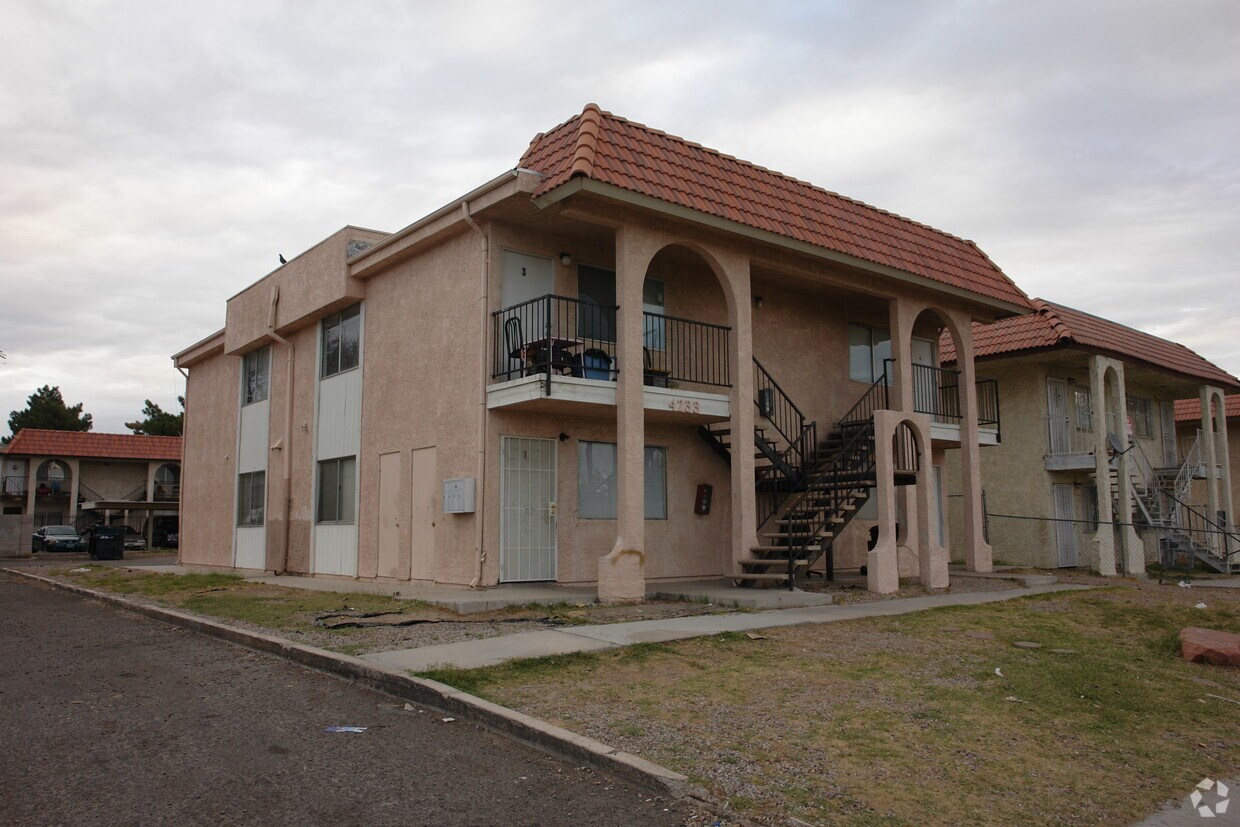 Primary Photo - 4233 Stewart Ave