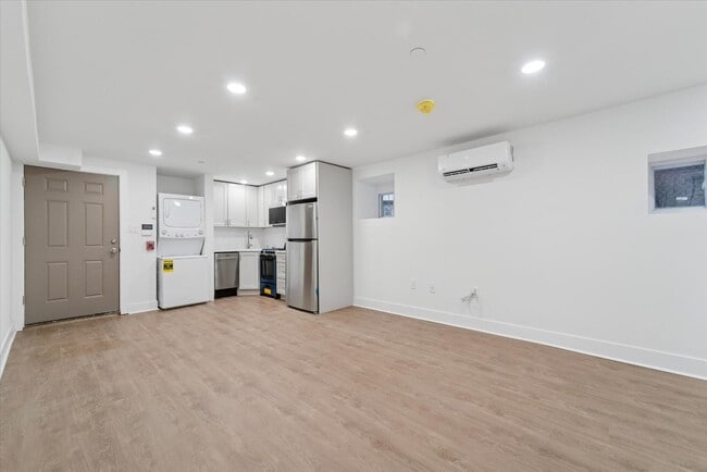 Building Photo - 812 W Roosevelt Blvd