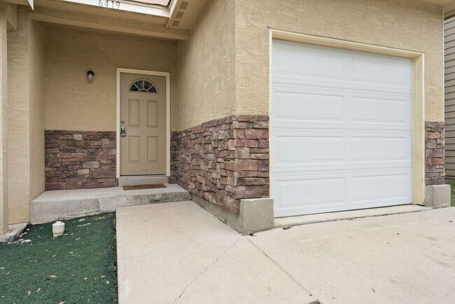 Building Photo - 3 Bedroom 2 1/2 bath Wurzbach Meadow