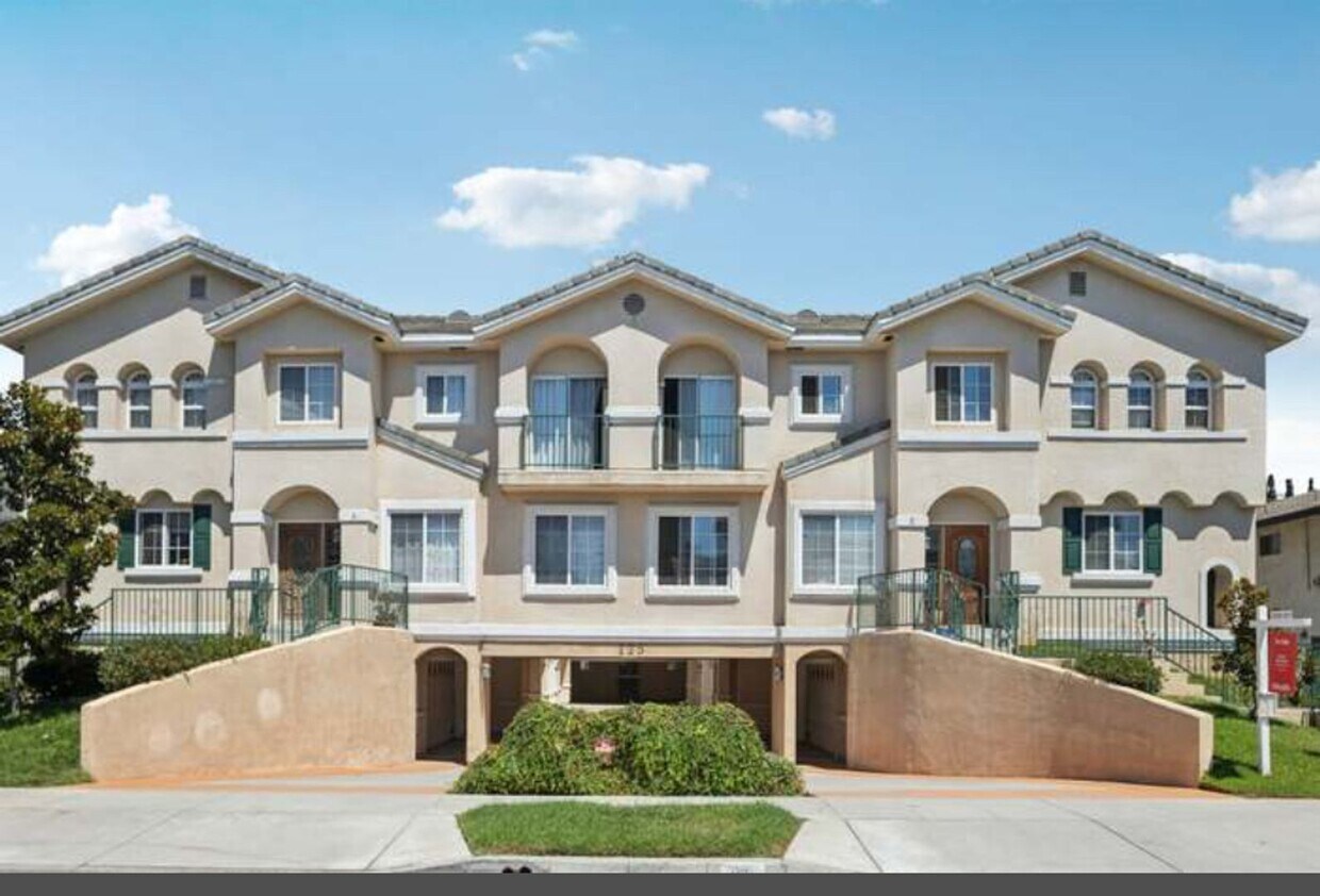 Primary Photo - BEAUTIFUL 4 BED 3 BATH UNIT!!!!!