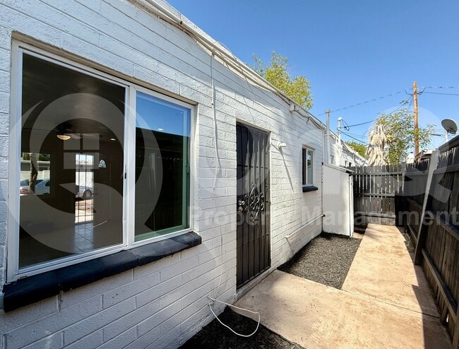 Building Photo - 609 S Bellview