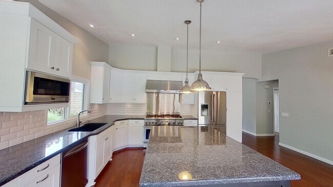 Building Photo - Beautiful Remodeled 3 Bedroom 2 Bathroom H...