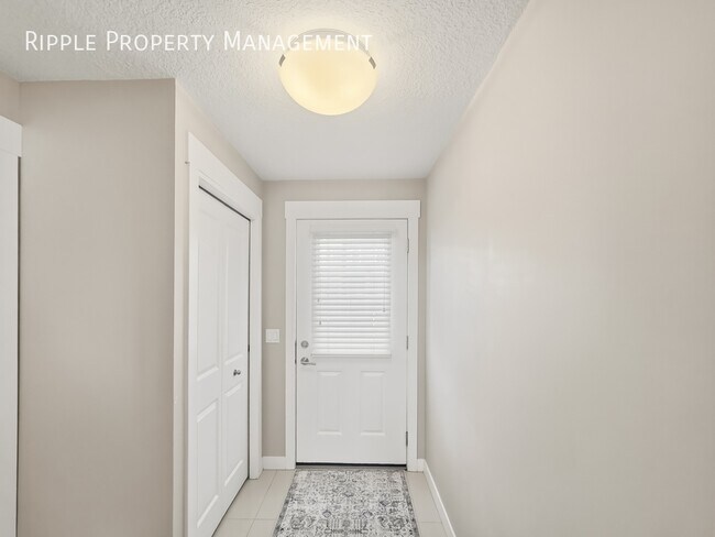 Photo du bâtiment - BRIGHT & SPACIOUS 3 BEDS, 2.5 BATHS TOWNHOUSE | PARK VIEW BALCONY