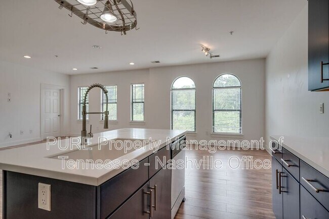 Building Photo - 760 Wedgewood Park