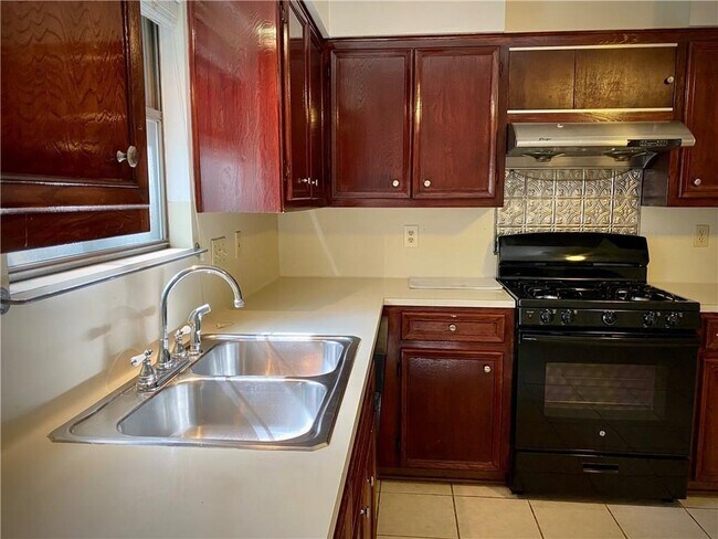 Building Photo - 6902 Thorncliffe Dr