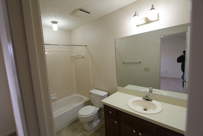 Building Photo - 5288 Weyden Ct