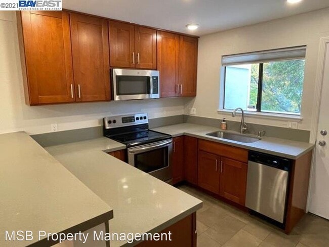 Building Photo - 3 br, 2 bath House - 1140 Detroit Ave. #11