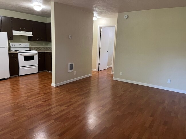 Building Photo - NEU 1333 #5- 1 Bed/1Bath Upstairs Apartment