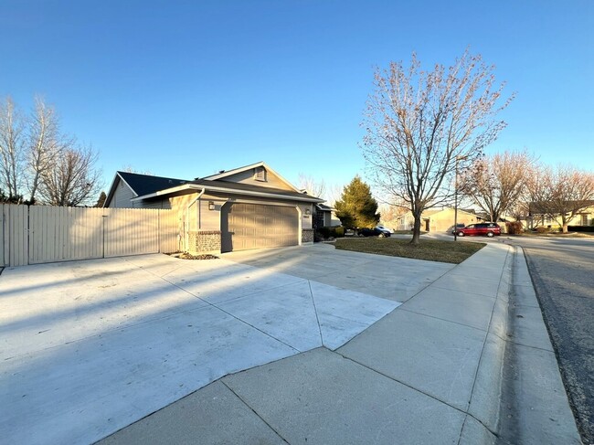 Building Photo - 11950 W Cactus Ct