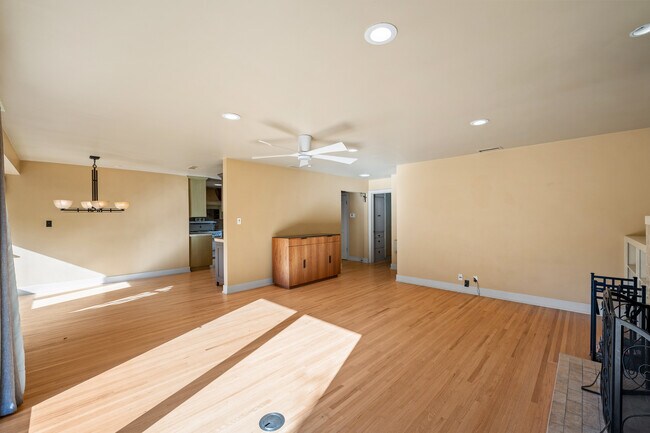Building Photo - 909 Daly Rd