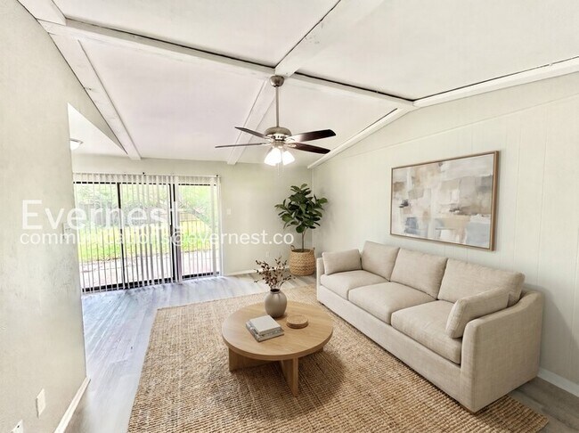 Building Photo - Limited Time Special Offer / 3 Bed, 2 Bath Home with Garage / Pet-Friendly / Available Now!