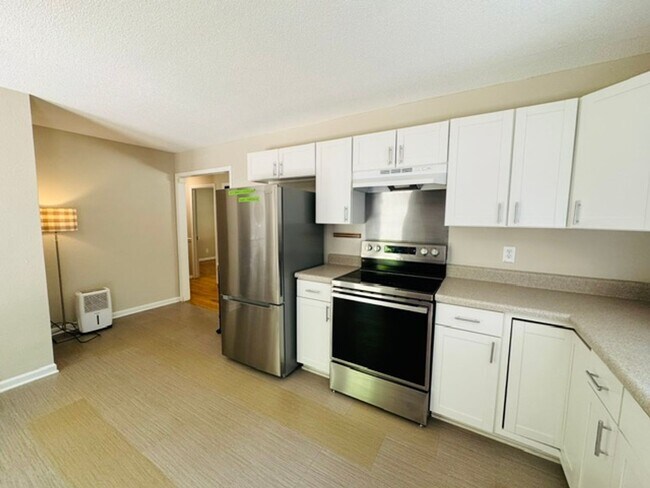 Building Photo - Remodeled ranch with fenced in yard!
