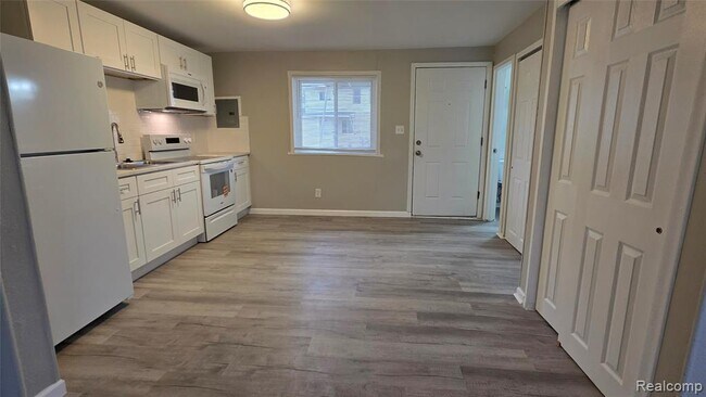 Building Photo - 33507 Berville Ct