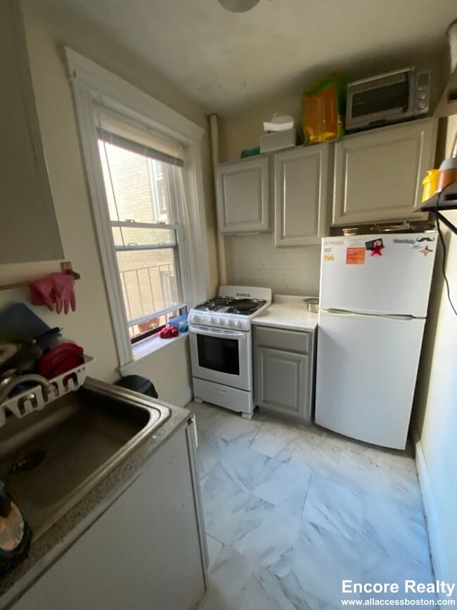 Building Photo - 364 Riverway