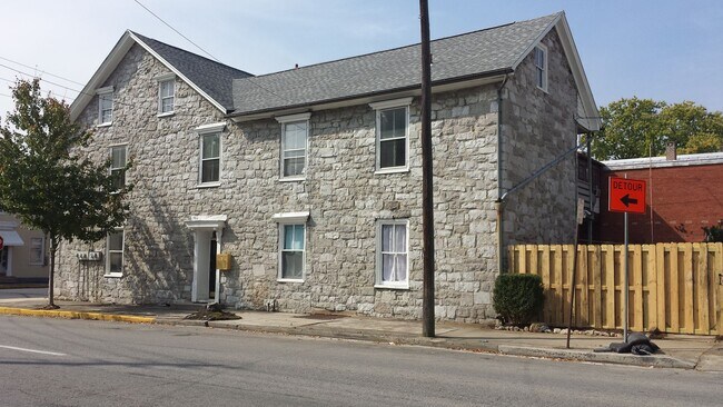 Foto del edificio - 102 N Bedford St