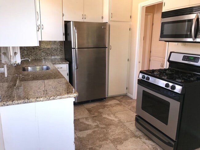 Building Photo - Move-In Ready! 1BR w/ AC & Parking Near Li...