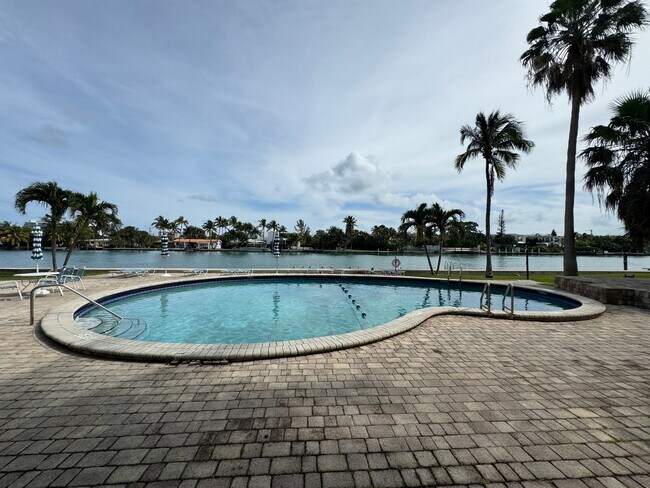 Building Photo - 9101 E Bay Harbor Dr