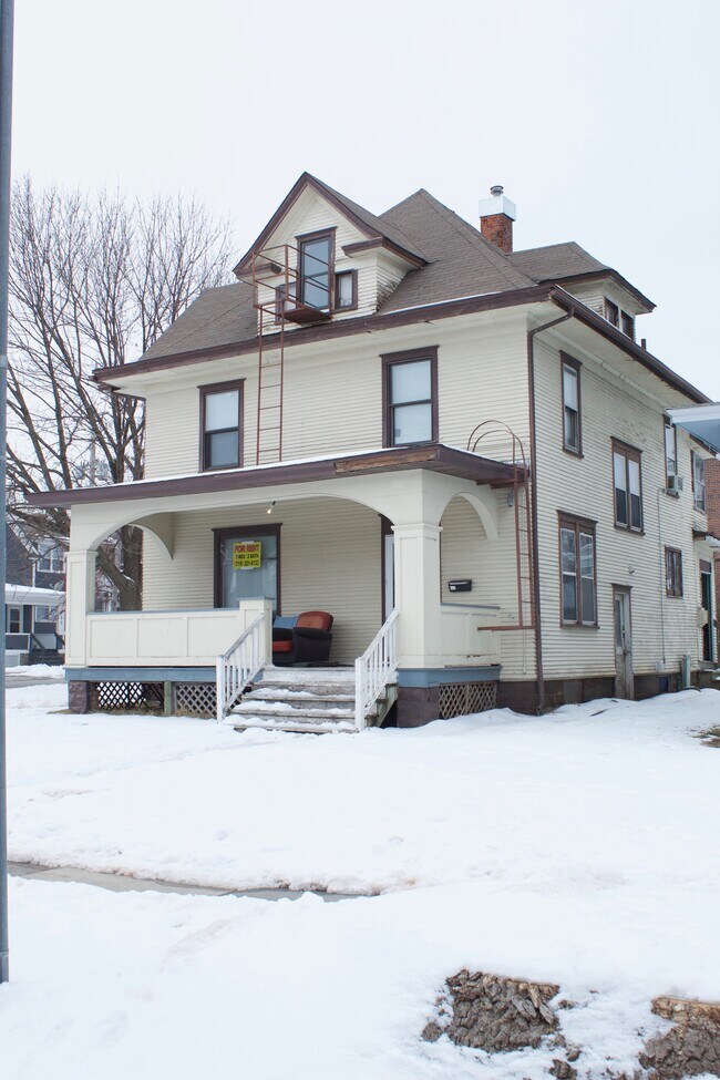 Building Photo - 702 Iowa Ave