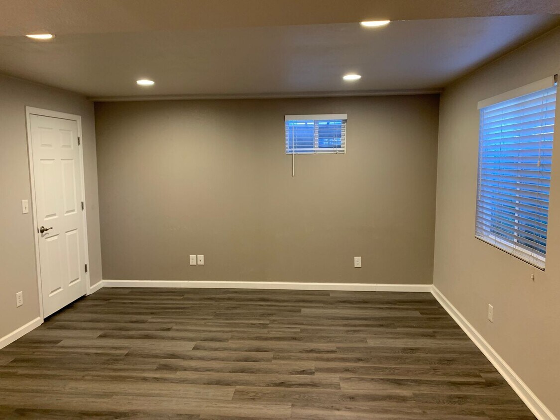 Building Photo - 855 W Chestnut Cir