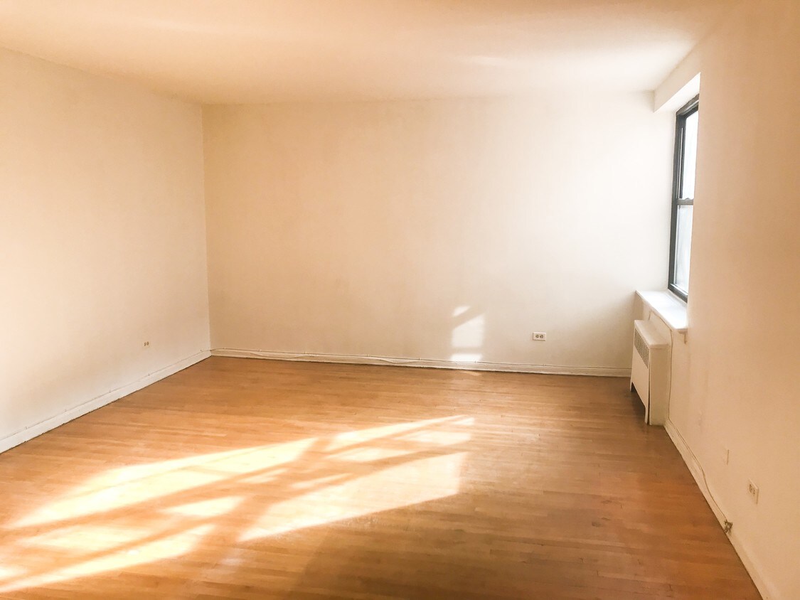 Primary Photo - 9310 Queens Blvd