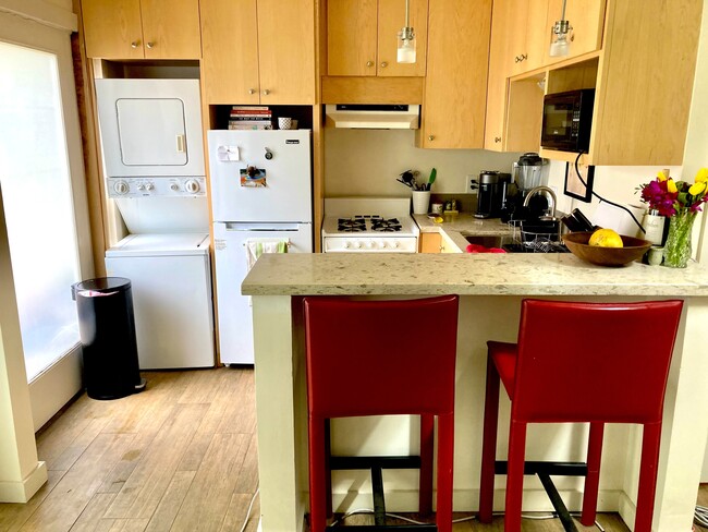 New full kitchen amenities - 1027 Curtis St