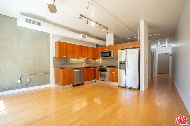 Building Photo - 645 W 9th St