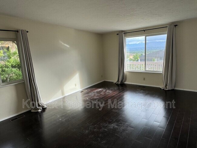 Building Photo - 2253 Scenic Dr E
