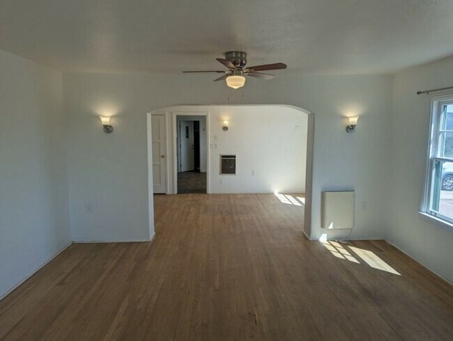 Building Photo - Charming Hilltop Retreat with Breathtaking Mountain Views!!