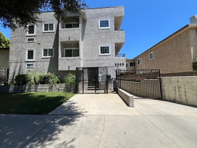 Building Photo - 5908 Cedros Avenue