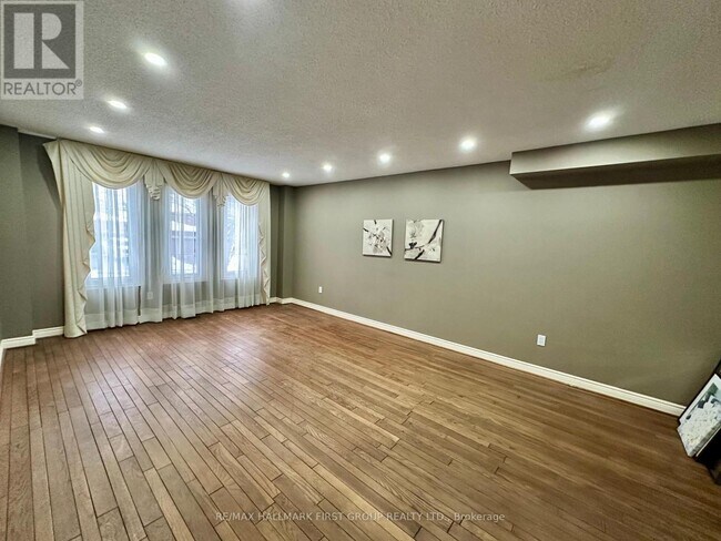 Building Photo - 492 Palmtree Crescent