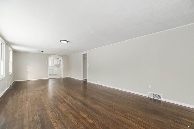 Building Photo - Spacious 5-Bedroom Home in Independence, M...