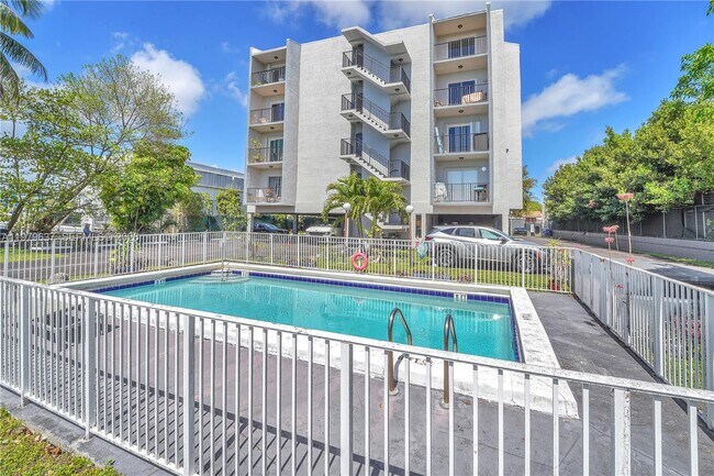 Foto del edificio - 860 NE 78th St