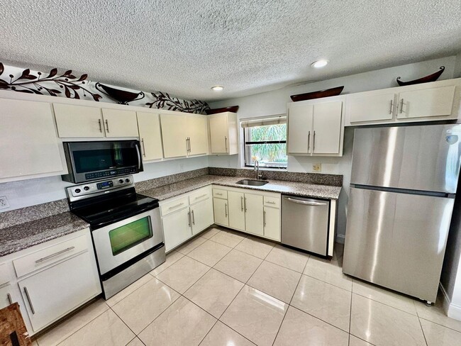 Building Photo - 9657 Riverside Dr