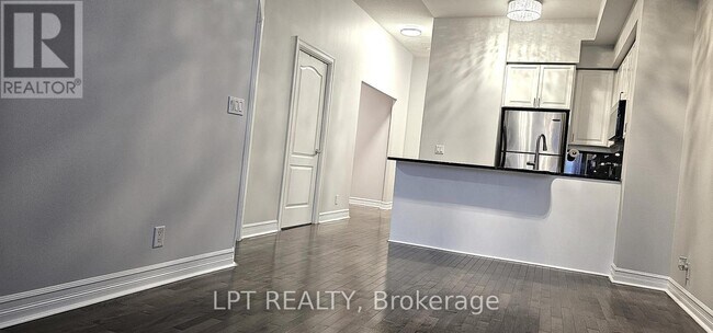 Photo du bâtiment - 1 Elm Dr W