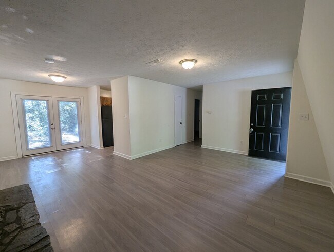 Building Photo - 235/237 Rustwood Dr
