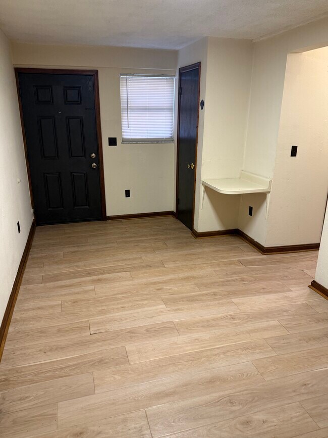 Vista de la sala de estar desde el lado opuesto de la habitación. - 1810 7th Ave