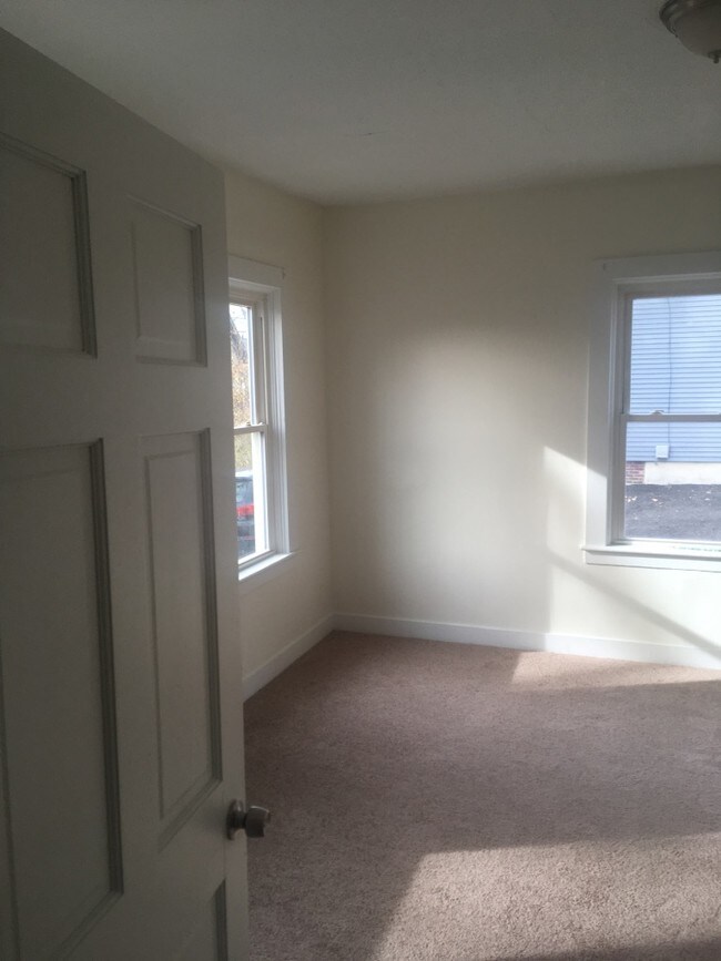 Building Photo - 148 Walnut St