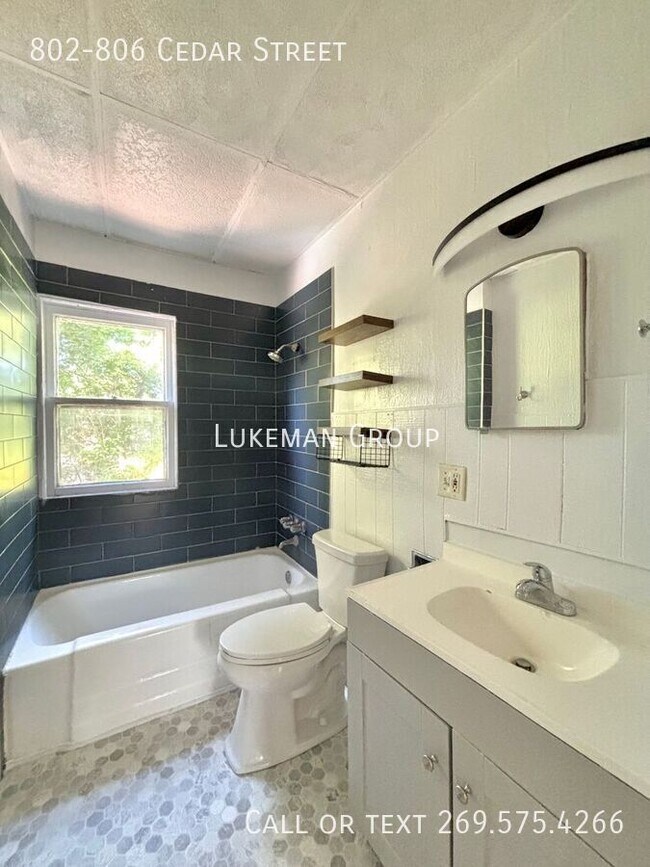 Building Photo - 802-806 Cedar Street-