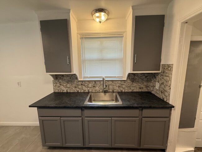 Foto del edificio - 16083 Manning St