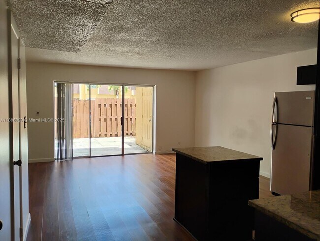Foto del edificio - 5845 Blueberry Ct