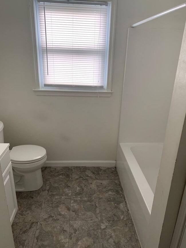 Building Photo - 2-Bedroom Home Walking Distance to Longwoo...