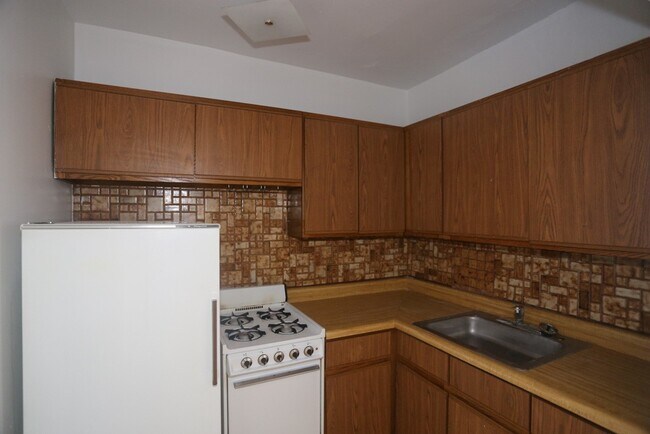 Building Photo - 742 W Belmont Ave