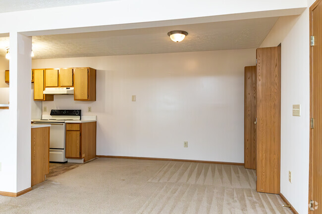 1BR, 1BA - 750SF - Dining Area - Emerald Lakes