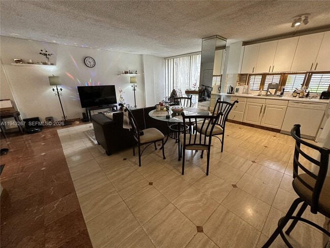 Foto del edificio - 17021 N Bay Rd