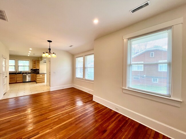 Foto del edificio - Charming 2 Bedroom Home - All utilities in...