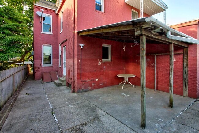 Building Photo - 820 6th Street