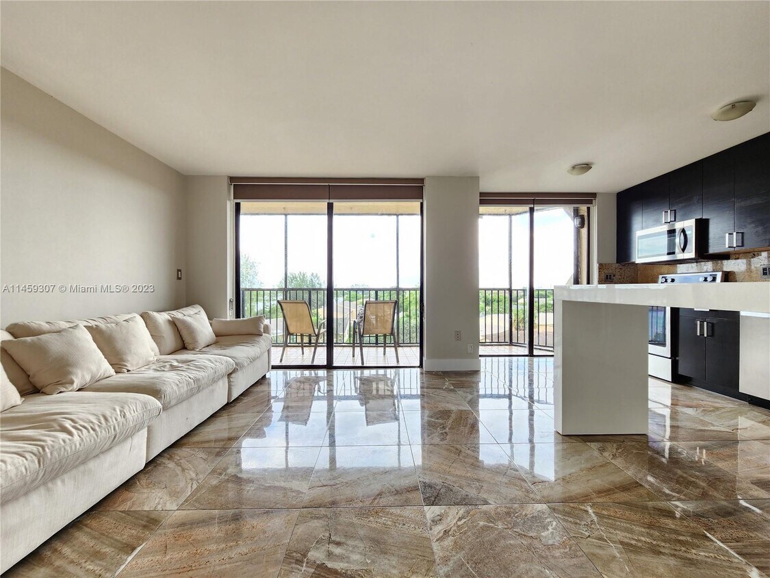 Foto principal - 3400 Blue Lake Dr